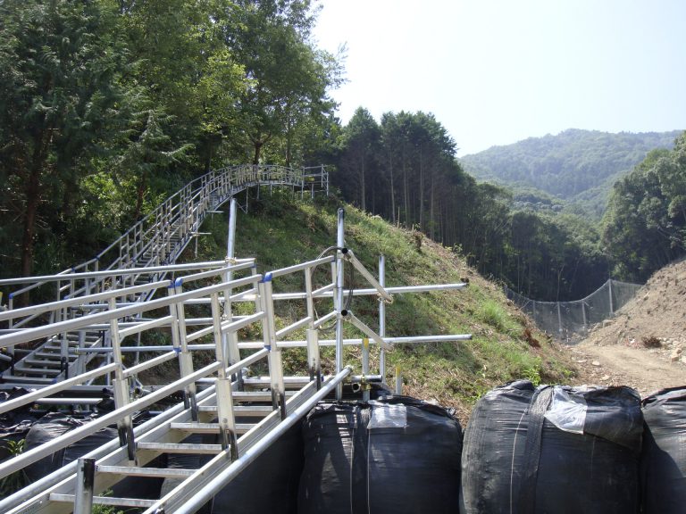 クリフステアー(法面用昇降階段)