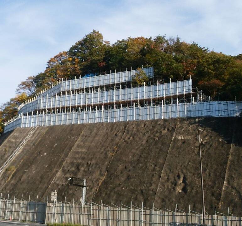 すごーい法面に設置 　環境フェンスとクリフステアー!!